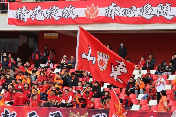 主場(chǎng)上萬(wàn)名球迷的吶喊助威，給山東體彩女足征戰女超增添了能量與動(dòng)力